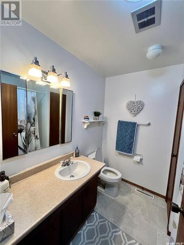 580 Centre Street, Shaunavon, SK - Indoor Photo Showing Bathroom