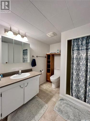 580 Centre Street, Shaunavon, SK - Indoor Photo Showing Bathroom