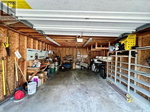 580 Centre Street, Shaunavon, SK - Indoor Photo Showing Garage