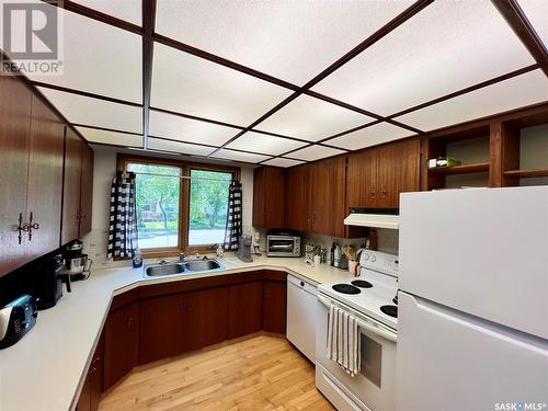 580 Centre Street, Shaunavon, SK - Indoor Photo Showing Kitchen With Double Sink