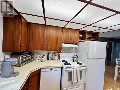 580 Centre Street, Shaunavon, SK - Indoor Photo Showing Kitchen