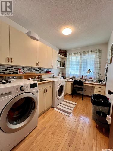 580 Centre Street, Shaunavon, SK - Indoor Photo Showing Laundry Room