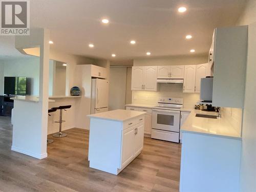 1249 Pacific Avenue Unit# 211, Kelowna, BC - Indoor Photo Showing Kitchen