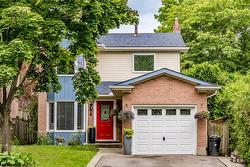 4 Knollwood Court  Dundas, ON L9H 7A4