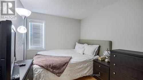 27 Milfoil Crescent E, Kitchener, ON - Indoor Photo Showing Bedroom