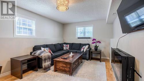 27 Milfoil Crescent E, Kitchener, ON - Indoor Photo Showing Living Room