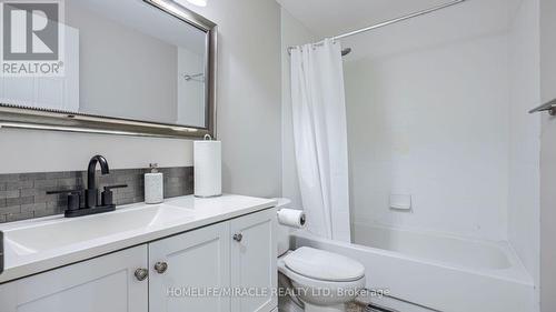 27 Milfoil Crescent E, Kitchener, ON - Indoor Photo Showing Bathroom