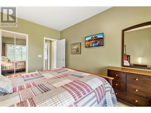 4520 Gallaghers Lookout Unit# 6, Kelowna, BC - Indoor Photo Showing Bedroom