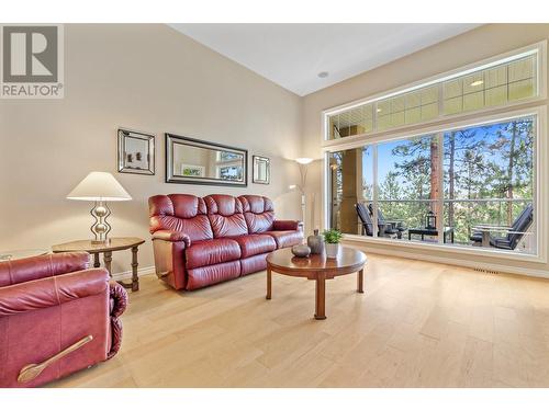 4520 Gallaghers Lookout Unit# 6, Kelowna, BC - Indoor Photo Showing Living Room