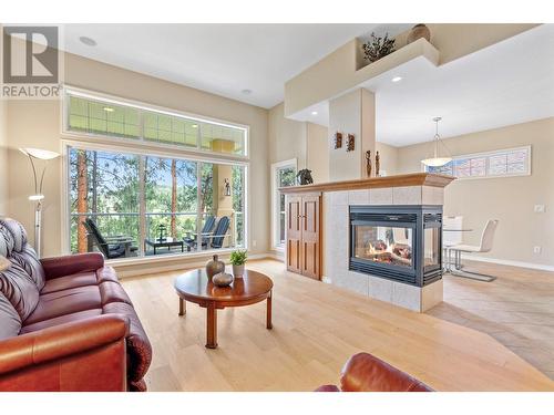 4520 Gallaghers Lookout Unit# 6, Kelowna, BC - Indoor Photo Showing Living Room With Fireplace