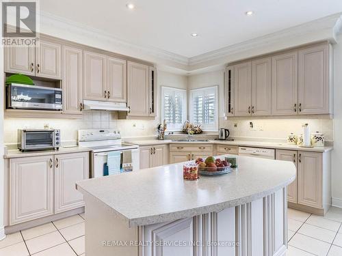 44 Trailhead Crescent, Brampton (Sandringham-Wellington), ON - Indoor Photo Showing Kitchen