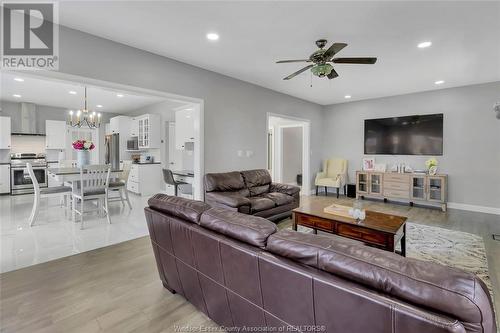 3928 Sixth Concession Road, Windsor, ON - Indoor Photo Showing Living Room