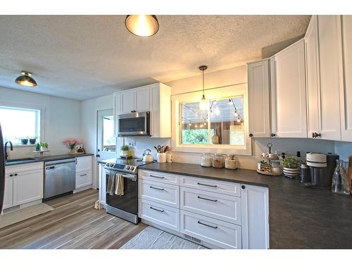 520 10Th Avenue, Castlegar, BC - Indoor Photo Showing Kitchen With Upgraded Kitchen