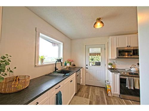 520 10Th Avenue, Castlegar, BC - Indoor Photo Showing Kitchen