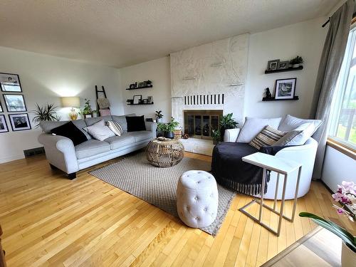 520 10Th Avenue, Castlegar, BC - Indoor Photo Showing Living Room With Fireplace