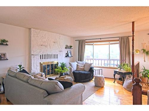 520 10Th Avenue, Castlegar, BC - Indoor Photo Showing Living Room With Fireplace