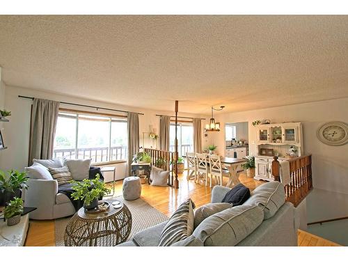 520 10Th Avenue, Castlegar, BC - Indoor Photo Showing Living Room