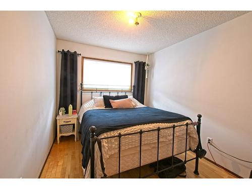 520 10Th Avenue, Castlegar, BC - Indoor Photo Showing Bedroom