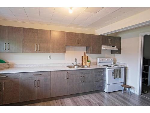 520 10Th Avenue, Castlegar, BC - Indoor Photo Showing Kitchen With Double Sink