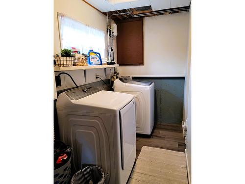 520 10Th Avenue, Castlegar, BC - Indoor Photo Showing Laundry Room