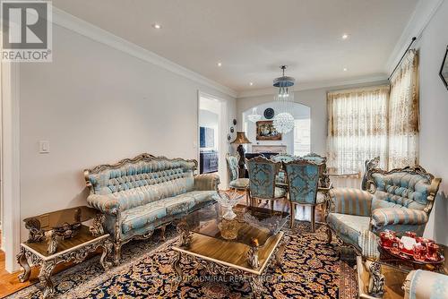 180 Worthington Avenue, Richmond Hill (Oak Ridges Lake Wilcox), ON - Indoor Photo Showing Living Room