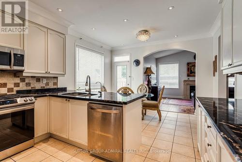 180 Worthington Avenue, Richmond Hill (Oak Ridges Lake Wilcox), ON - Indoor Photo Showing Kitchen With Upgraded Kitchen