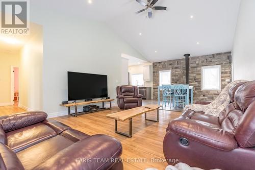 24 Rue Helene, Tiny (Lafontaine), ON - Indoor Photo Showing Living Room