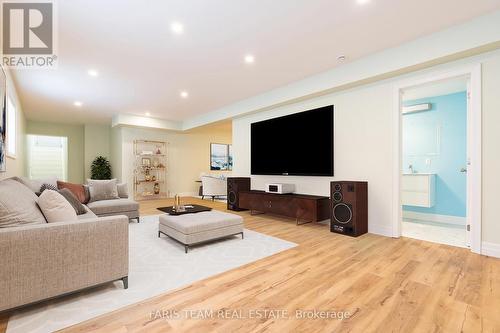 24 Rue Helene, Tiny (Lafontaine), ON - Indoor Photo Showing Living Room