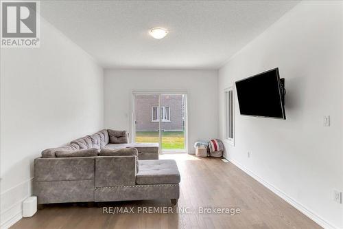 56 Harvest Crescent, Barrie, ON - Indoor Photo Showing Living Room