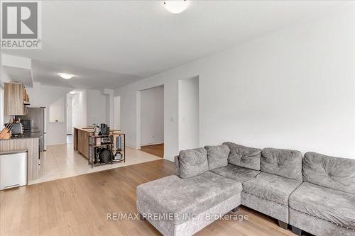 56 Harvest Crescent, Barrie, ON - Indoor Photo Showing Living Room