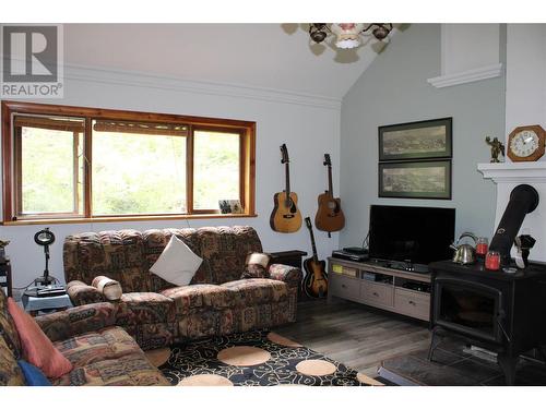 1598 Quast Road, Seymour Arm, BC - Indoor Photo Showing Living Room