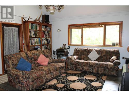 1598 Quast Road, Seymour Arm, BC - Indoor Photo Showing Living Room