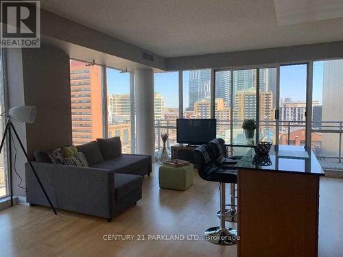 #1101 - 220 Victoria Street, Toronto (Church-Yonge Corridor), ON - Indoor Photo Showing Living Room