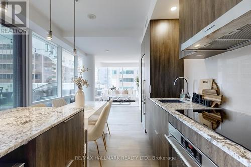 520 - 1 Bloor Street, Toronto C08, ON - Indoor Photo Showing Kitchen With Upgraded Kitchen