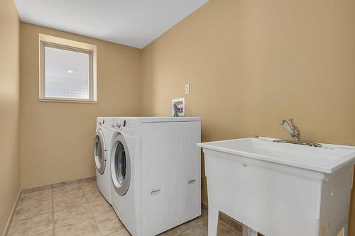 1592 Merlot Drive, West Kelowna, BC - Indoor Photo Showing Laundry Room