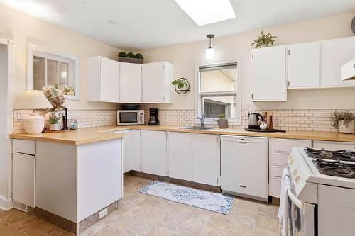 795 Copeland Place, Kelowna, BC - Indoor Photo Showing Kitchen