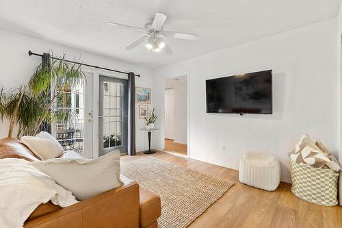 795 Copeland Place, Kelowna, BC - Indoor Photo Showing Living Room