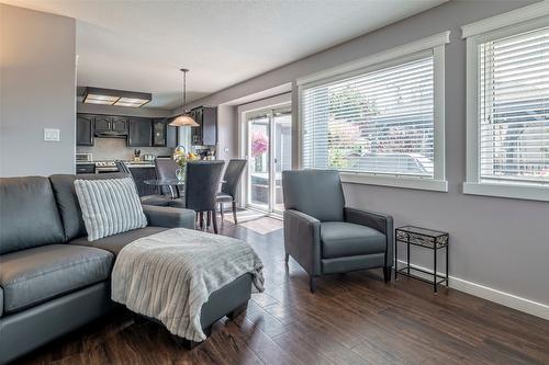 11888 Lambert Drive, Coldstream, BC - Indoor Photo Showing Living Room