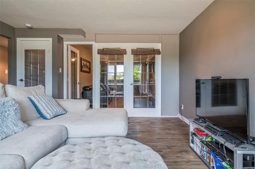 11888 Lambert Drive, Coldstream, BC - Indoor Photo Showing Living Room