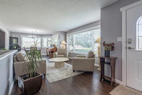 11888 Lambert Drive, Coldstream, BC - Indoor Photo Showing Living Room