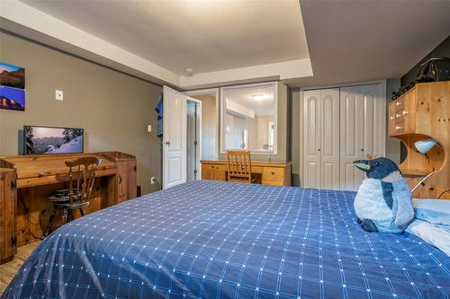 11888 Lambert Drive, Coldstream, BC - Indoor Photo Showing Bedroom