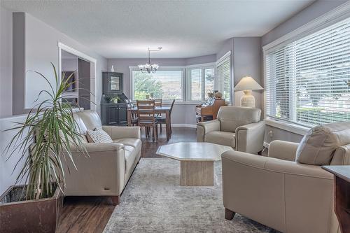 11888 Lambert Drive, Coldstream, BC - Indoor Photo Showing Living Room