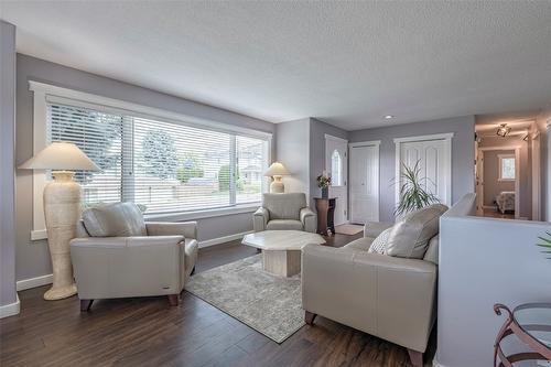 11888 Lambert Drive, Coldstream, BC - Indoor Photo Showing Living Room