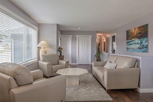 11888 Lambert Drive, Coldstream, BC - Indoor Photo Showing Living Room