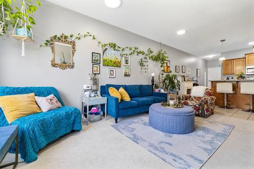 204-2523 Shannon View Drive, West Kelowna, BC - Indoor Photo Showing Living Room