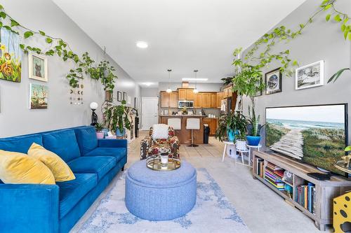 204-2523 Shannon View Drive, West Kelowna, BC - Indoor Photo Showing Living Room