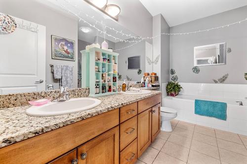 204-2523 Shannon View Drive, West Kelowna, BC - Indoor Photo Showing Bathroom