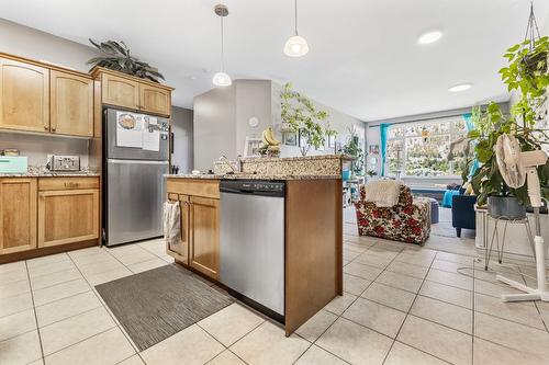 204-2523 Shannon View Drive, West Kelowna, BC - Indoor Photo Showing Kitchen