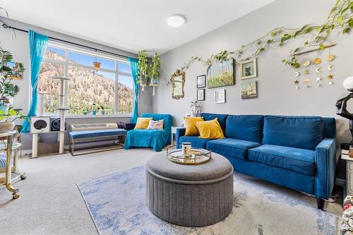 204-2523 Shannon View Drive, West Kelowna, BC - Indoor Photo Showing Living Room