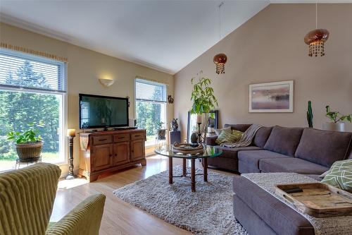 1845 Cardinal Creek Road, Kelowna, BC - Indoor Photo Showing Living Room